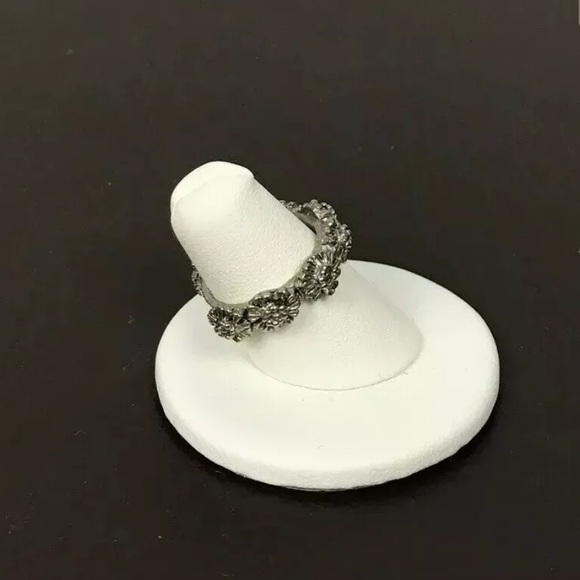 Silver Floral Eternity Ring Stamped Size 7. - Picture 4 of 7